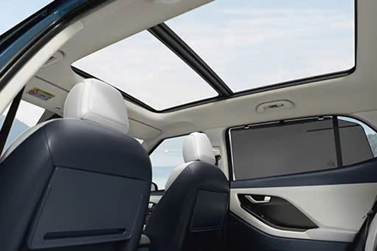 バッテリーのアップグレードとは別に、すべてのCreta Electricバリアントでは、有線-無線アダプターのおかげで、ワイヤレスのAndroid AutoおよびApple CarPlay接続が利用できるようになりました。 6-9675.jpg