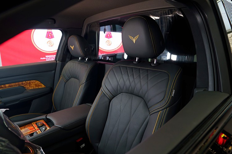 Der Lac Hong 900 LX verfügt über zwei Elektromotoren mit einer Leistung von 150 kW und einer Gesamtleistung von 402 PS (Bulletproof-Version: 455 PS), einem Drehmoment von 620 Nm und Allradantrieb. Das Auto beschleunigt in 6,8 Sekunden von 0 auf 100 km/h und erreicht eine Höchstgeschwindigkeit von 200 km/h. 5-1351.jpg