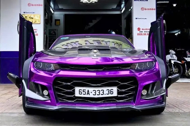 Schließlich wurde dieses Auto mit einem Satz Felgen in Titanfarbe und einem festen Heckspoiler ausgestattet, wodurch das Heck des Autos weniger leer wirkt als beim Originalauto. Das Äußere des Chevrolet Camaro Cabrio-Sportwagens des Can Tho-Spielers ist derzeit Lila, die Lieblingsfarbe des Autobesitzers, mit vielen schwarz und carbonlackierten Details. 8-1267.jpg