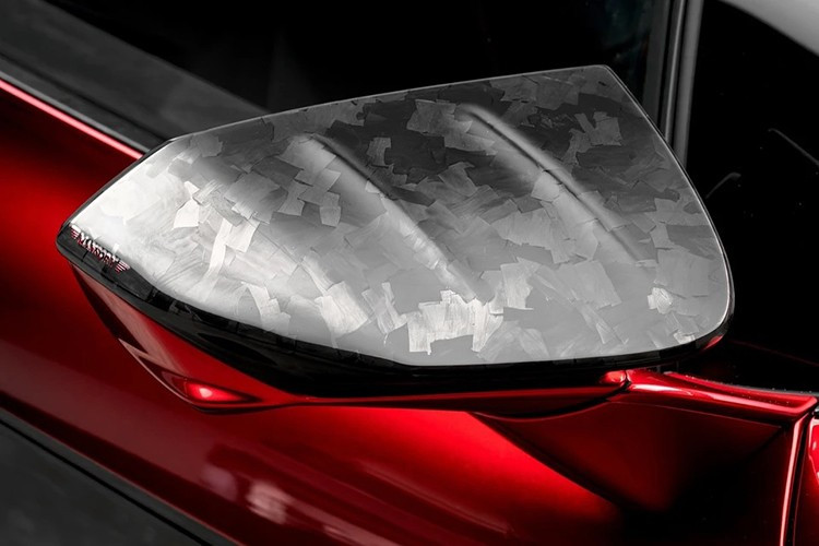 Der elektrisch gesteuerte aerodynamische Flügel wurde verfeinert, während der Heckdiffusor ein erweitertes Design aus geformter Kohlefaser aufweist, das vom Lamborghini Centenario inspiriert ist. 5-5109.jpg