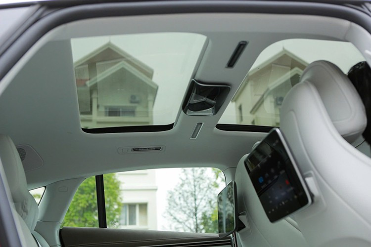 Điều đáng nói là ở cùng tầm tiền, người mua hoàn toàn có thể lựa chọn dòng S-Class truyền thống, vốn đã rất quen thuộc tại Việt Nam. 5-5723.jpg