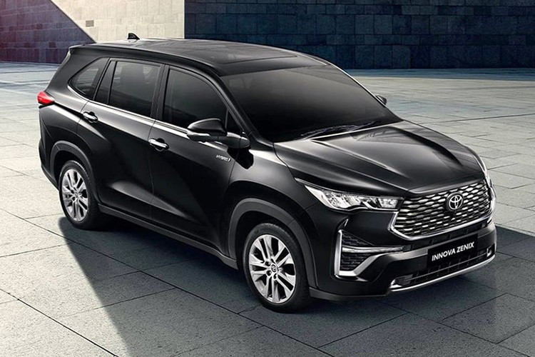 Xe được nhập khẩu nguyên chiếc từ Indonesia được phân phối với hai phiên bản sử dụng động cơ hybrid 2.0L, có giá lần lượt là 1.379.000 Baht (1,12 tỷ đồng) cho bản Smart và 1.489.000 Baht (1,2 tỷ đồng) cho bản Premium. 11-242.jpg