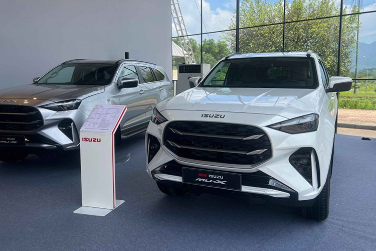 Isuzu mu-X Trong tháng 7/2025, Isuzu mu-X bán ra 16 xe, giảm đến 30,4% so với tháng liền trước. Do đó, xe một lần nữa có mặt trong top 10 ôtô bán kém nhất toàn thị trường. Phân khúc SUV hạng D của Isuzu mu-X vốn khá được yêu thích tại Việt Nam. Tuy nhiên, mu-X lại không tận dụng được điều này vì thiết kế kém nịnh mắt và thương hiệu chủ yếu gắn liền với ôtô tải. 5-1792.jpg