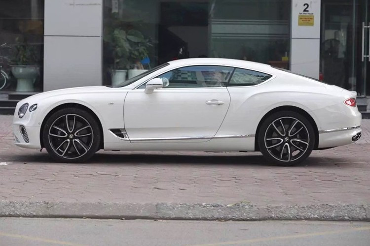 Darunter ist ein Bentley Continental GT mit einer Laufleistung von über 12.000 Meilen, also über 19.000 km, und das Auto wird in Hanoi für über 11 Milliarden VND zum Verkauf angeboten. Außen und innen sind sie in wunderschönem Weiß gehalten und noch recht neu. 2.jpg