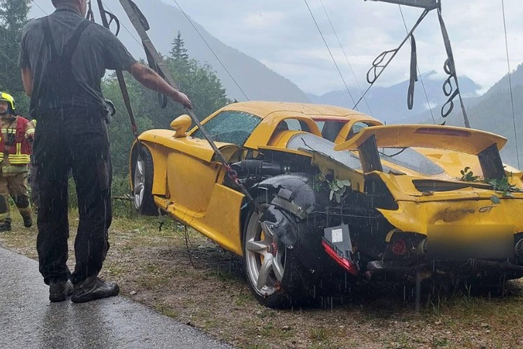 Toàn bộ quá trình giải cứu chiếc Carrera GT kéo dài hơn 3 giờ 30 phút, được mô tả là “hết sức tinh vi và đòi hỏi kỹ thuật cao”. 3-8080.jpg