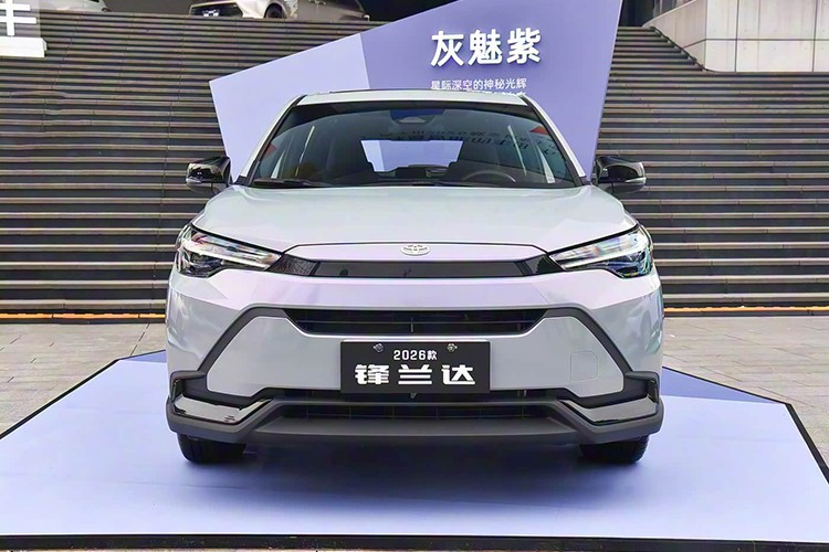 បើនិយាយពីការរចនា រថយន្ត Toyota Frontlander 2026 ដែលបានអាប់ដេតមានវិមាត្ររួមនៃប្រវែង x ទទឹង x កម្ពស់ 4,490 x 1,825 x 1,625 mm និង wheelbase 2,640 mm។ បើប្រៀបធៀបទៅនឹងអ្នកកាន់តំណែងមុនរបស់វា រថយន្តនេះមានប្រវែងវែងជាង 5 ម។ ក្រឡាចត្រង្គបែបបុរាណត្រូវបានដកចេញ ជំនួសដោយកាងខាងមុខ monolithic ទំនើប។ ឡូហ្គោ Toyota ត្រូវបានផ្លាស់ទីទៅលើក្រណាត់ ដែលផ្តល់ឱ្យវាមានរូបរាងថ្មីបើធៀបនឹងកំណែ Corolla Cross អន្តរជាតិ។ 6-3584.jpg