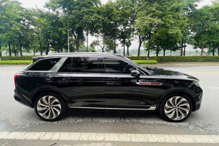 Tuy nhiên hiện nay, chiếc xe này được rao bán trên thị trường xe cũ với mức giá chỉ 2,3 tỷ đồng. Dù người bán không tiết lộ cụ thể về số kilomet đã đi (odo) nhưng khẳng định đây là “cơ hội trải nghiệm sản phẩm 4 tỷ chỉ với hơn 2 tỷ”. Theo đó, người mua có thể tiết kiệm gần 2 tỷ đồng so với khi mua xe mới. 2-3200.jpg