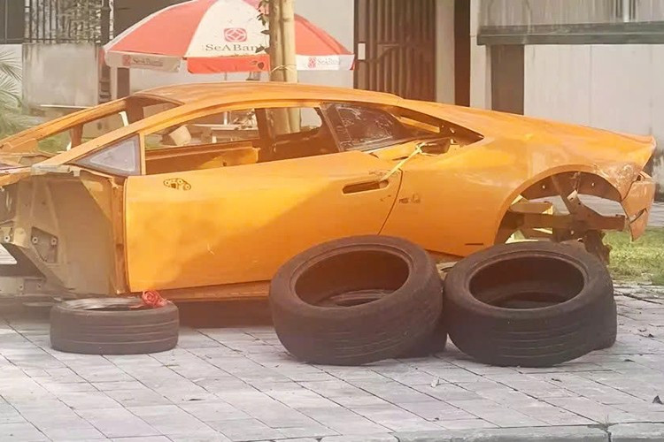 Khung xe Lamborghini Huracan trơ trọi tại Hà Nội thu hút người dân hiếu kỳ. 1-2770.jpg
