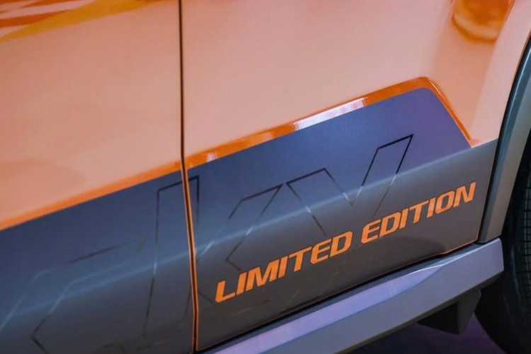 Основные функции безопасности Daihatsu Rocky Limited Edition в Индонезии включают 2 подушки безопасности, антиблокировочную систему тормозов ABS, электронную систему распределения тормозного усилия EBD, электронную систему равновесия VSC... 9-2144.jpg
