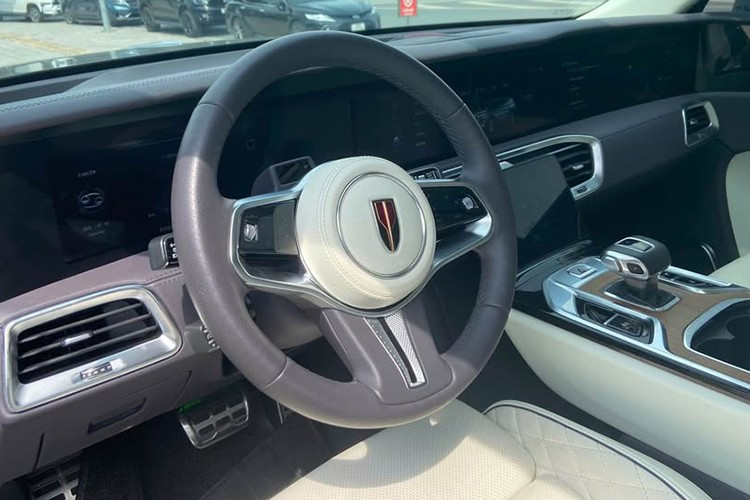Về khả năng vận hành, Hongqi E-HS9 được trang bị hai mô-tơ điện, tổng công suất 542 mã lực và mô-men xoắn 750 Nm. Xe sử dụng hệ dẫn động 4 bánh toàn thời gian, có thể tăng tốc từ 0-100 km/h trong 4,8 giây. 10-2830.jpg