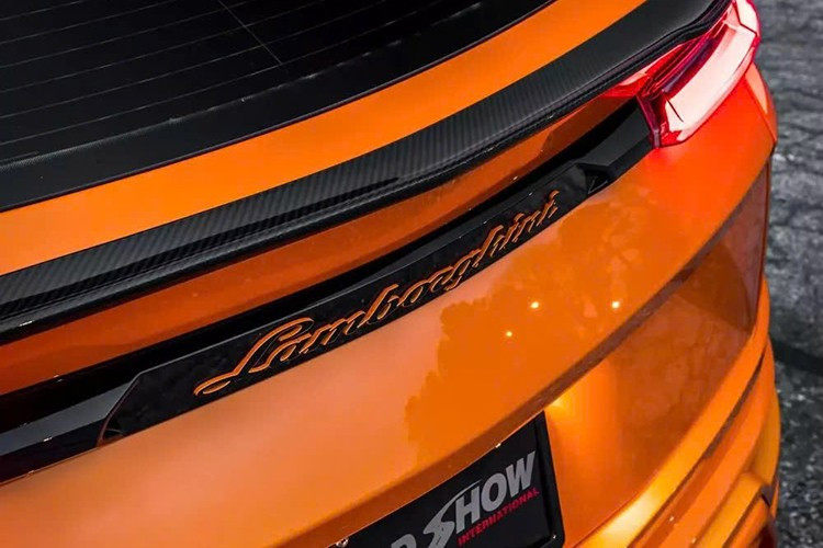 Tatsächlich ist die RS-Version außen nur in der Farbe Arancia gehalten, während die Aufgabe von Nero durch viele glänzend schwarze Details und eine Reihe sichtbarer Kohlefaserdetails übernommen wird. 6-1257.jpg