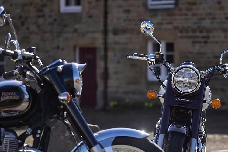 Trotz ihres klassischen Looks steckt die Classic 650 voller moderner Technik. Neben LED-Beleuchtung, TFT-Uhr und GPS-Navigation verfügt das Bike auch über einen USB-Ladeanschluss, leistungsoptimierte Elektronik und Zweikanal-ABS für eine bessere Bremskontrolle bei unterschiedlichen Straßenbedingungen. 11-7689.jpg