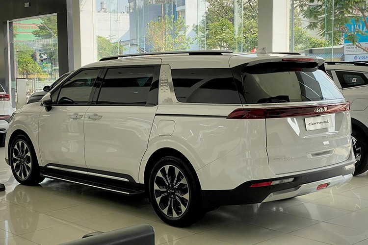 Dù sở hữu động cơ mạnh mẽ và nhiều trang bị cao cấp, Kia Carnival bản xăng vẫn đang gặp khó trên thị trường. 2.jpg