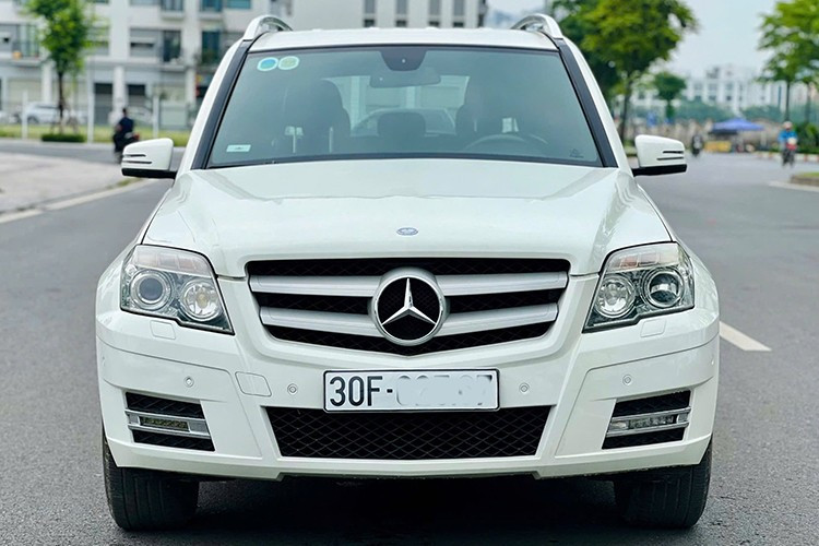 مرسيدس-بنز GLK 300 موديل 2012 - 380 مليون دونج فيتنامي. كان سعرها يتجاوز 1.8 مليار دونج فيتنامي عند إطلاقها، أما الآن، فيمكن شراؤها بحوالي 380 مليون دونج فيتنامي فقط. يتميز تصميم السيارة الخارجي بالتصميم الرجولي والزاوي الذي ميّز سيارات مرسيدس في أوائل العقد الأول من القرن الحادي والعشرين. 5-9143.jpg
