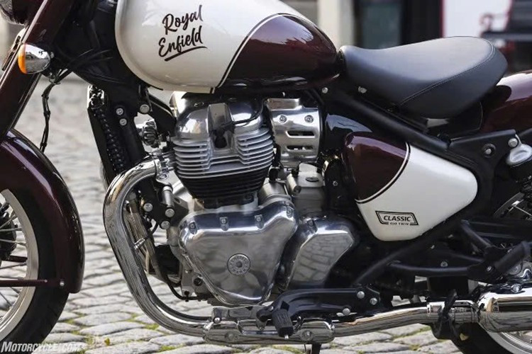 Die Classic 650 ist mit Einzelscheibenbremsen an beiden Rädern ausgestattet. Die Vorderräder haben einen Durchmesser von 320 mm und die Hinterräder von 300 mm und verfügen über Zweikolben-Bremssättel. Ein Zweikanal-ABS ist serienmäßig. Das Fahrzeug wiegt 243 kg und hat ein Tankvolumen von 14,7 Litern. 7-4462.jpg