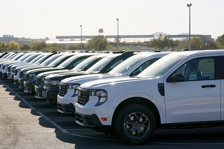 Estos factores hacen que muchos clientes tiendan a esperar, en lugar de comprar coches en el momento actual, lo que contribuye a aumentar el inventario y obliga a los fabricantes de coches de lujo a lanzar “enormes” incentivos para estimular la demanda. 11-4328.jpg