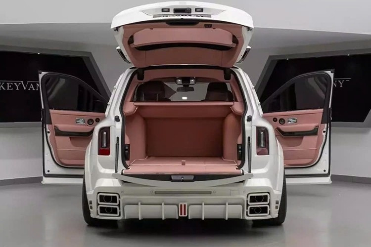 Rolls-Royce Cullinan, который Keyvany называет Hayula II, получил новый, более агрессивный передний бампер и дополнительные дневные ходовые огни. Сохранилась впечатляющая решётка радиатора, а логотип на ней, похоже, изображает название тюнера. Также появился новый передний бампер с боковыми юбками, и, что ещё более позитивно, сохранилась эмблема Spirit of Ecstasy. 8-5979.jpg