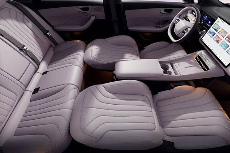 Ghế sau có đệm bên mềm mại, tất cả ghế và vô lăng đều được trang bị chức năng sưởi ấm. Thể tích cốp xe tiêu chuẩn là 527L và có 28 không gian lưu trữ bên trong. 6-9816.jpg