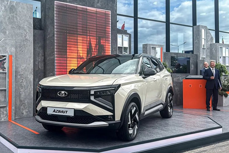 หลังจากที่ห่างหายไปเกือบสามทศวรรษในกลุ่ม SUV ที่พัฒนาขึ้นใหม่ ผู้ผลิตรถยนต์สัญชาติรัสเซีย Avtovaz ได้เปิดตัวรถรุ่นแชสซีส์สูงใหม่ล่าสุดภายใต้ชื่อ Lada Azimut อย่างเป็นทางการ โดยมุ่งเป้าไปที่ตลาดในประเทศ และเปิดบทใหม่สำหรับแบรนด์ Lada ในยุคของการปรับปรุงให้ทันสมัย 1-8865.jpg