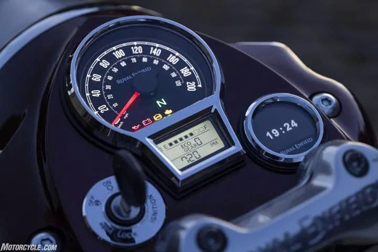 Der niedrige Sitz, der hohe Lenker und der große Lenkwinkel erleichtern dem Fahrer die Kontrolle über das über 240 kg schwere Motorrad. Die Federung ist speziell abgestimmt und bietet ein sanfteres Fahrgefühl als die Super Meteor 650. Sie richtet sich an Kunden, denen ein entspanntes, klassisches Fahrerlebnis wichtiger ist als Geschwindigkeit. 6-2365.jpg
