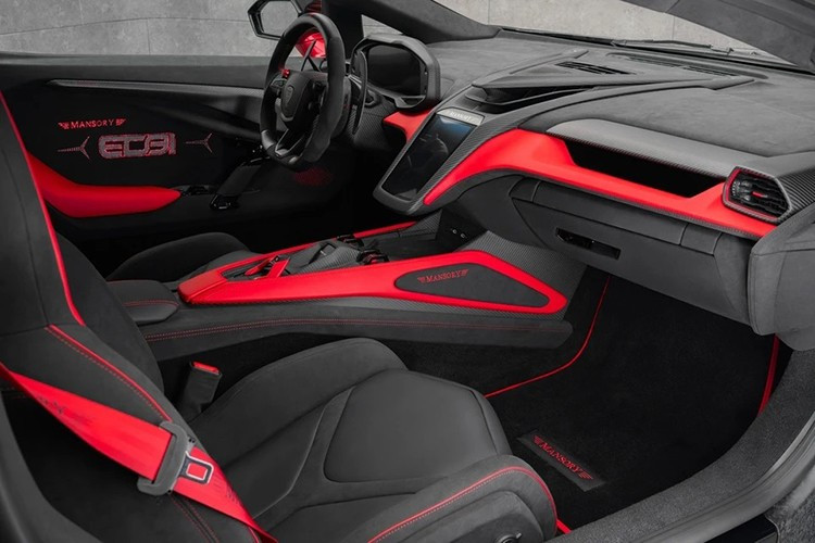 Im Innenraum des Autos werden viele Details auf Wunsch angefertigt, von Farbe, Ledermaterial, Nähten, Mustern bis hin zu Innenverkleidungen. 7-2134.jpg