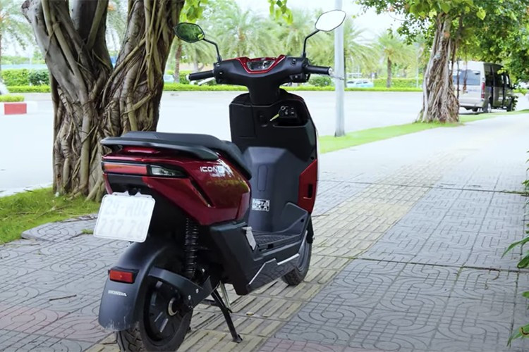 ICON e: thuộc phân khúc xe máy điện dưới 4 kW theo quy định hiện hành, người từ 16 tuổi trở lên có thể điều khiển mà không cần bằng lái. 10-4.jpg