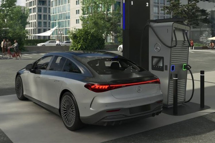 Angesichts der Marktschwankungen hat Mercedes-Benz seine Produktentwicklungsstrategie angepasst und eine Neugewichtung zwischen Fahrzeugen mit Verbrennungsmotor und Elektrofahrzeugen vorgenommen. 4-8194.jpg