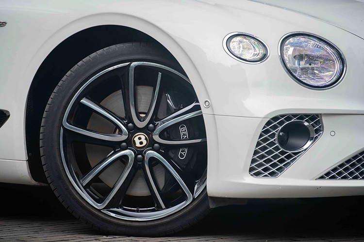 Der Unterschied zwischen dem Bentley Continental GT V8 Super-Luxus-Coupé und dem Bentley Continental GT W12 liegt im V8-Logo an der Seite des Autos und, was noch wichtiger ist, der Bentley Continental GT V8 der 3. Generation hat im Vergleich zum ovalen Auspuff des Bentley Continental GT W12 einen sehr einzigartigen und sportlichen Doppelauspuff. 9.jpg
