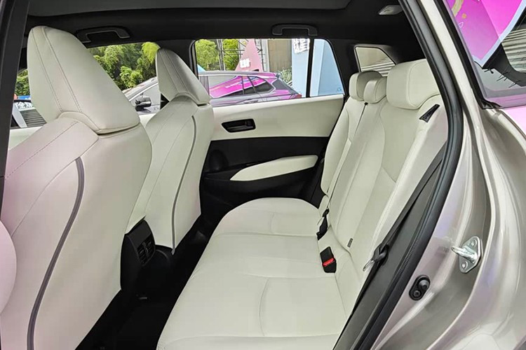 កៅអីរបស់ Toyota Frontlander 2026 ត្រូវបានរចនាឡើងថ្មី ស្រោបដោយស្បែកប្រណិត ជាមួយនឹងជម្រើសពណ៌ពីរគឺ Starry Black និង Ivory White។ កៅអីខាងមុខមានការលៃតម្រូវអគ្គិសនីច្រើនទិស និងជំនួយចង្កេះ។ 8-7245.jpg