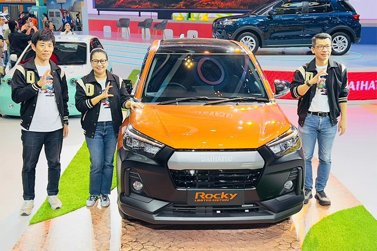 На Международном автосалоне в Гайкиндо, Индонезия (GIIAS 2024), компания Daihatsu официально представила лимитированную версию Rocky Limited Edition. Это невероятно редкий внедорожник, выпущенный всего 10 экземплярами и предназначенный исключительно для клиентов в Индонезии на время выставки. 1-3688.jpg