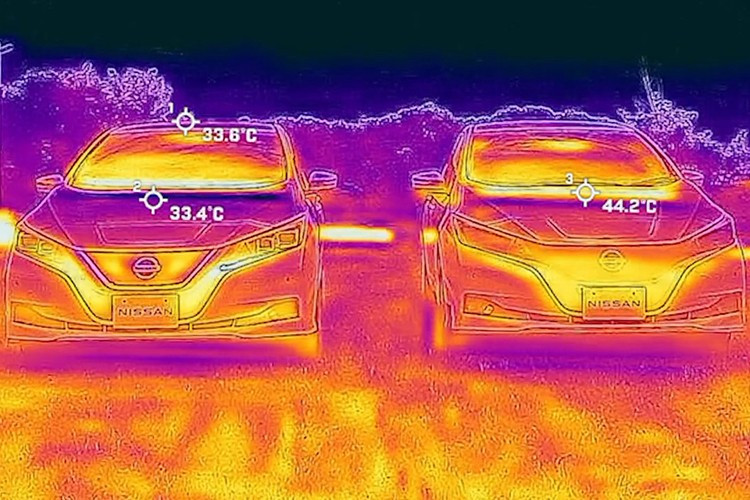Lớp phủ nano gốm cũng ngày càng được ưa chuộng nhờ khả năng phản xạ tia UV, chống trầy xước và bảo vệ bề mặt sơn xe bền lâu. 1-5690.jpg