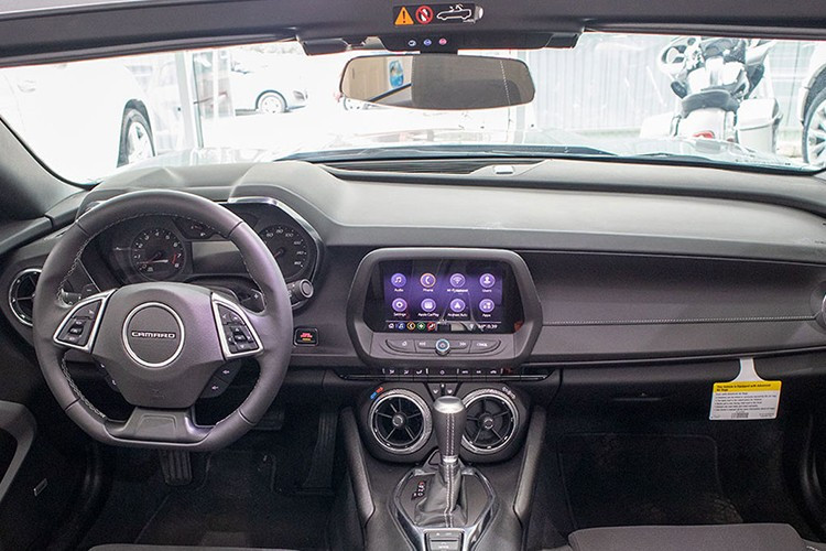 Der Innenraum des Fahrzeugs ist mit dem Infotainmentsystem Chevrolet Infotainment 3 ausgestattet. Ein 8-Zoll-Bildschirm mit Apple CarPlay/Android Auto-Konnektivität ist ein Highlight. Darüber hinaus ist dieses Automodell dank 4G LTE-Konnektivität und WLAN-Anschluss auch modern. Das Entertainmentsystem wird von einem High-End-Soundsystem von Bose unterstützt. 9-8667.jpg