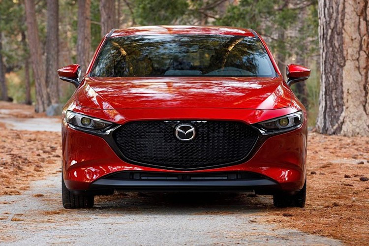 تم رفع دعوى قضائية مؤخرًا في الولايات المتحدة على سيارة Mazda3 موديل 2025 لأن ملصقها أعلن بشكل خاطئ عن نظام صوتي مكون من 8 مكبرات صوت وراديو عالي الدقة، بينما في الواقع يحتوي على 6 مكبرات صوت فقط وراديو عادي. 1.jpg