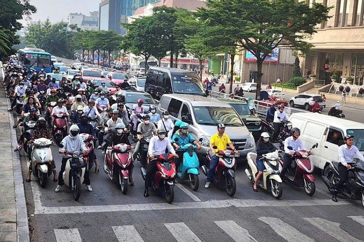 Chỉ chưa đầy gần 1 năm nữa, Hà Nội sẽ cấm xe máy xăng trong vành đai 1. 2.jpg