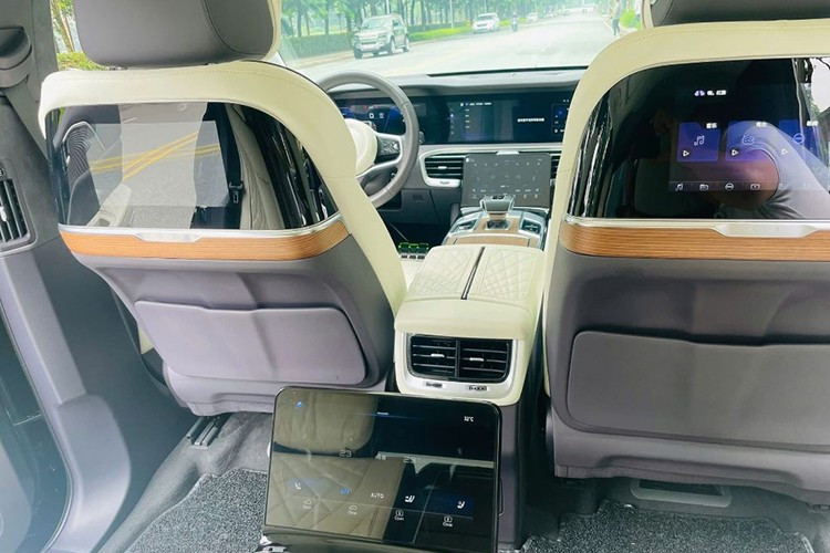 Với việc nhà phân phối chính hãng "đem con bỏ chợ" - điều này đồng nghĩa với việc các dịch vụ hậu mãi như bảo dưỡng, sửa chữa hay thay thế phụ tùng sẽ gặp khó khăn, tiềm ẩn nhiều rủi ro cho người dùng lâu dài. 6-9444.jpg