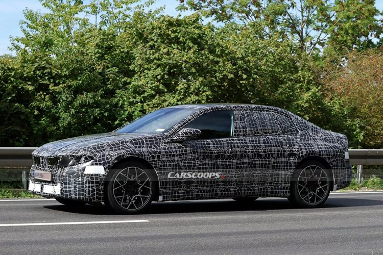 Nya BMW 3-serien är utrustad med Panoramic iDrive-systemet – en helt digital skärm som täcker hela instrumentbrädan och helt ersätter det traditionella instrumentklustret. 4-4409.jpg