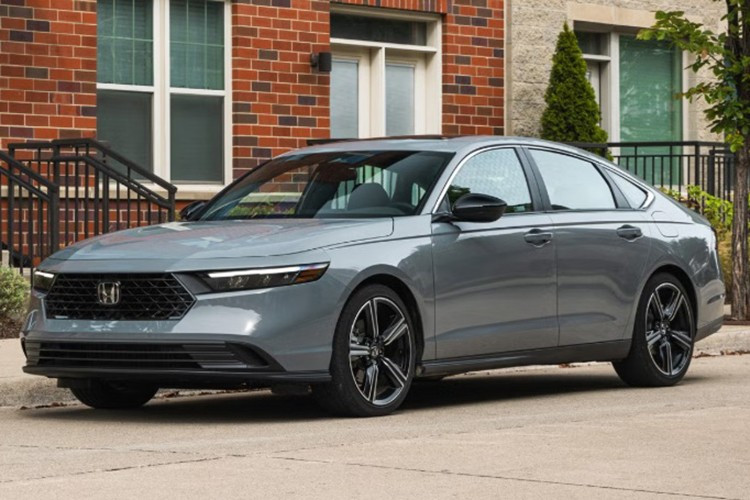 Honda Accord Hybrid: 4,9 l/100 km. Der Accord Hybrid ist im Segment der D-Klasse Limousinen angesiedelt und punktet mit großzügigem Platzangebot, moderner Ausstattung und komfortabler Bedienung. Mit einem Verbrauch von 4,9 l/100 km ist er ein starker Konkurrent im Segment der großen Hybridlimousinen. 6-5970.jpg