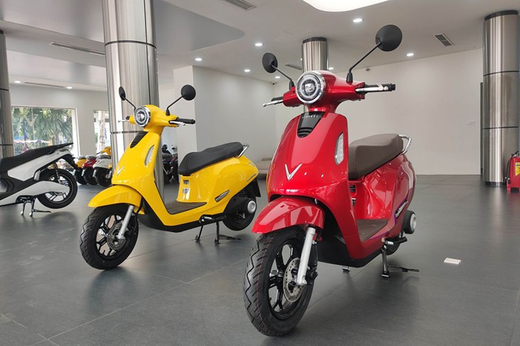 VinFast Evo 200 và Evo 200 Lite, hai mẫu xe điện bán chạy nhất của hãng cũng được điều chỉnh giá từ 25,9 triệu xuống còn 22 triệu đồng. 3.jpg
