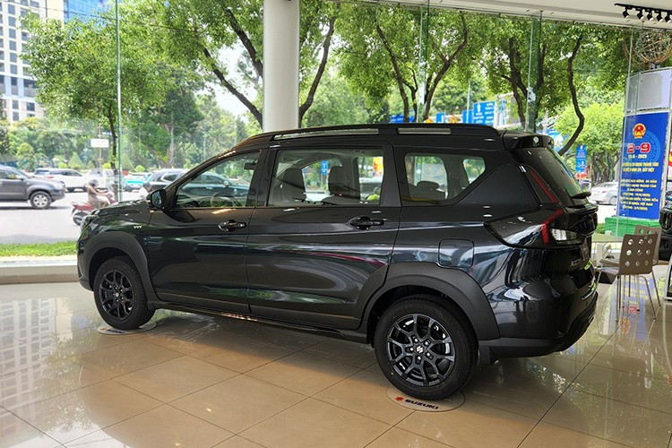 ចំណែកផ្នែកខាងក្រៅវិញ Suzuki XL7 Hybrid Black Edition បន្តបំពាក់ដោយយ៉ាន់ស្ព័រលាបពណ៌ខ្មៅ ចង្កៀងមុខ LED និងភ្លើងក្រោយ និងកញ្ចក់មើលក្រោយបត់ដោយស្វ័យប្រវត្តិ។ លើសពីនេះ កាងខាងមុខ ខាងក្រោយ និងចំហៀងក៏ត្រូវបានលាបពណ៌ខ្មៅផងដែរ បង្កើតបាននូវស្ទីលដ៏មានឥទ្ធិពល និងឆើតឆាយ។ 10-6271.jpg