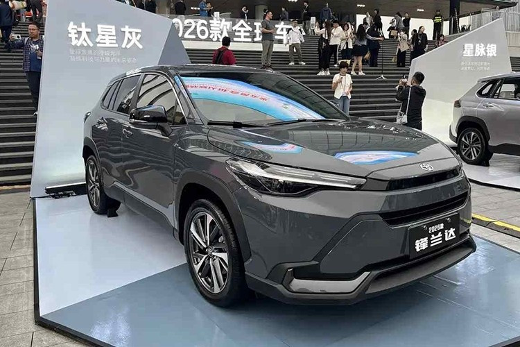 Toyota Frontlander ស៊េរីឆ្នាំ 2026 មានតម្លៃលក់ចាប់ពី 20,500 USD ដល់ 23,300 USD (ប្រហែល 541 - 615 លានដុង)។ តម្លៃនេះខ្ពស់ខ្លាំងជាងកំណែមុនដែលត្រូវបានលក់ក្នុងតម្លៃបញ្ចុះតម្លៃត្រឹមតែប្រហែល 12,500 USD (ជាង 300 លានដុង) ក្នុងទីផ្សារប្រទេសចិនដែលមានប្រជាជនរាប់ពាន់លានដុង។ 1-7396.jpg