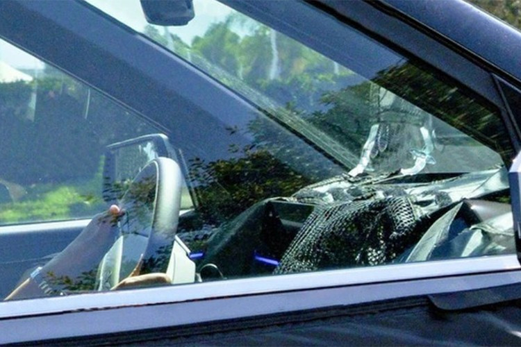 Дизайнеры Kia также создали вертикальные фары с выразительной С-образной графикой для самого продаваемого большого внедорожника в США. Помимо стандартной версии, папарацци засняли и более агрессивную версию, похожую на Hyundai Palisade XRT Pro. Эта версия отличается уникальным передним бампером, интегрированными красными буксировочными крюками, приподнятой подвеской и большими внедорожными шинами. 5.jpg