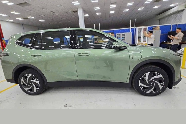 In addition, the company also hinted at an electric MPV version for individual users, believed to be the VinFast Limo Lux, which promises to share its technical platform with the Limo Green to optimize production costs. 2-2819.jpg
