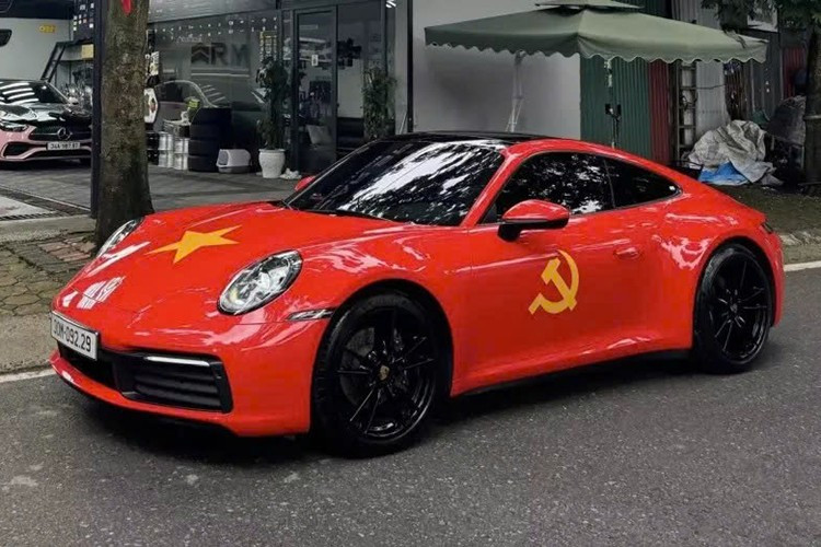 ハノイの実業家のポルシェ911は、黄色い星がついた美しい赤い旗を「身に着けている」。 1-4991.jpg