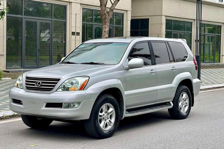 لكزس RX 350 موديل 2007 - 390 مليون دونج فيتنامي. تتميز RX 350 موديل 2007 بتصميم محايد، لا يميل إلى زوايا سيارات الدفع الرباعي الألمانية، بل يتميز بخطوط دائرية دقيقة. يتضمن نظام الإضاءة مصابيح أمامية ثنائية الزينون قابلة لتوسيع زاوية الشعاع حسب اتجاه التوجيه - وهي تقنية متطورة منذ أكثر من 15 عامًا - بالإضافة إلى مصابيح خلفية LED حادة، مما يعزز السلامة أثناء القيادة ليلًا. 7-1769.jpg