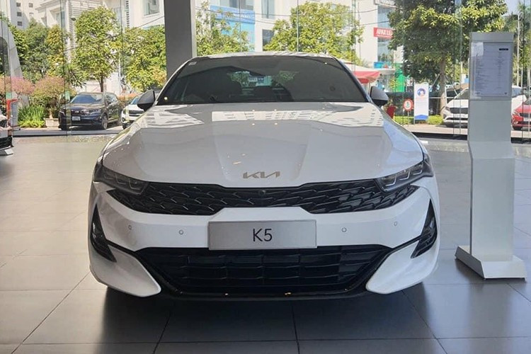 Kia K5:2025年9月、ベトナムの顧客19名からわずか19台のKia K5が受注されました。ホンダ・アコードやこのセグメントの王者トヨタ・カムリと比較すると、Kia K5の販売価格は8億5,900万~9億9,900万ドンと、はるかに魅力的です。しかし、このセグメントの顧客にとってトヨタ・カムリの影が大きすぎるため、K5が台頭するチャンスは残されていないようです。 11-3606.jpg
