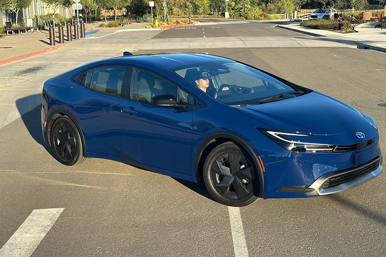 Toyota Prius PHEV 2025 – 45 dặm Tiêu hao nhiên liệu: 52 MPG / 127 MPGe. Tổng phạm vi: 600 dặm. Giá khởi điểm: 34.970 USD. Với thiết kế mới bắt mắt, Prius PHEV (trước đây là Prius Prime) cung cấp hiệu suất điện cao, tổng phạm vi rất lớn và giá bán hấp dẫn nhất danh sách. Đây là lựa chọn lý tưởng cho những ai đặt yếu tố thực dụng và tiết kiệm lên hàng đầu. 6-2552.jpg