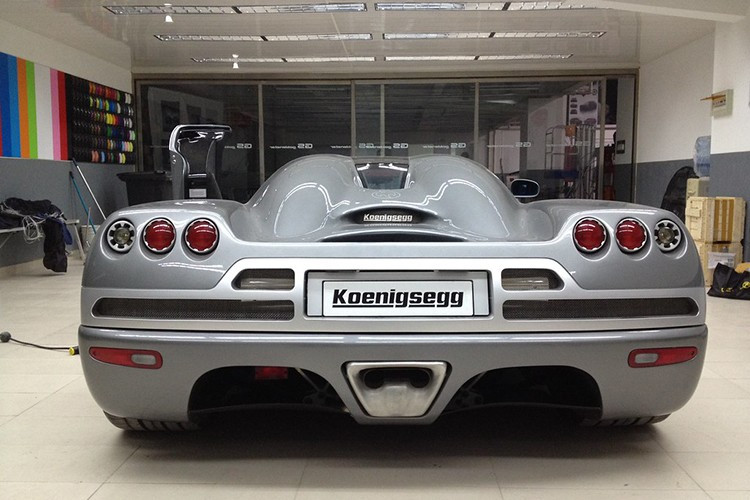 Siêu xe Koenigsegg CCR được trang bị khối động cơ V8, dung tích 4.7 lít sản sinh ra công suất tối đa 806 mã lực. 4-9556.jpg