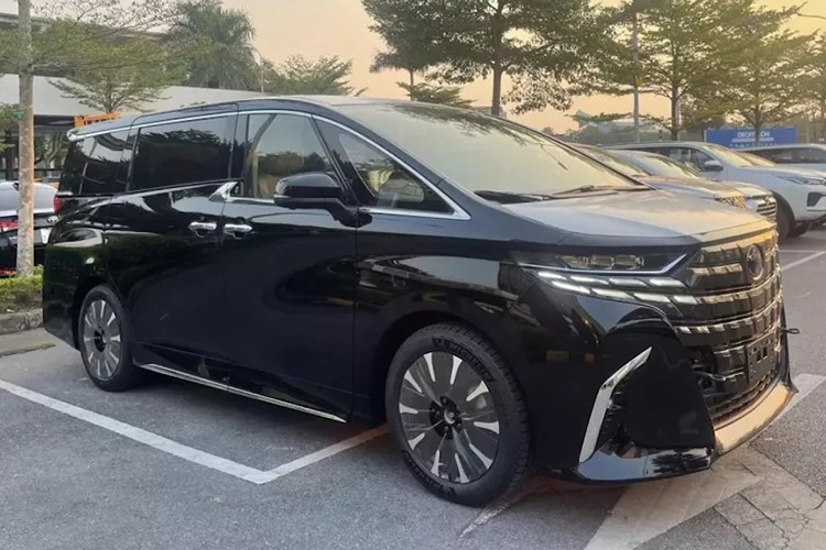 Toyota Alphard Doanh số của Toyota Alphard trong tháng 7/2025 cũng là 22 chiếc, giảm 15,3%. Việc mẫu xe được mệnh danh "chuyên cơ mặt đất" này bán kém cũng không có gì lạ vì giá bán của Alphard lên đến 4,37 - 4,475 tỷ đồng. Điều đáng ngạc nhiên là Toyota Alphard sở hữu doanh số cao hơn cả những mẫu xe giá rẻ như Kia Morning hay Soluto. 9-9326.jpg