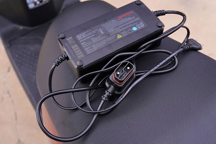 Thay vì bán pin cùng xe, Honda áp dụng mô hình cho thuê pin xe máy điện ICON e: thông qua hệ thống 132 cửa hàng HEAD toàn quốc. 4-8713.jpg