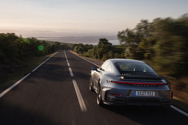 Bilen får också nya däck och bromsar med större skivbromsar bak. Detta är det största PCCB-bromssystemet som någonsin monterats på en Porsche tvådörrars. T-Hybridens högspänningssystem och batteri gör att Porsche kan utrusta nya Turbo S med det elektrohydrauliskt styrda Porsche Dynamic Chassis Control (ehPDCC) som standard. 9-8288.jpg
